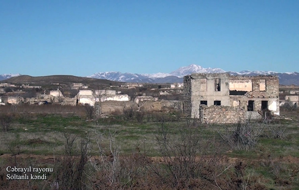 Verteidigungsministerium veröffentlicht Videoaufnahmen aus dem befreiten Dorf Soltanli im Rayon Jabrayil VIDEO