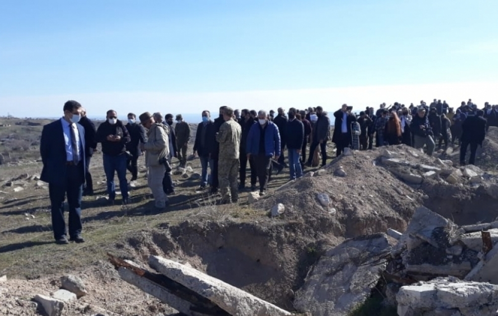 Представители дипломатического корпуса ознакомились с разрушениями в городе Джебраил ВИДЕО