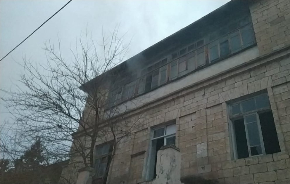 Kürdəmirdəki köhnə mehmanxanada baş verən yanğın söndürülüb VİDEO