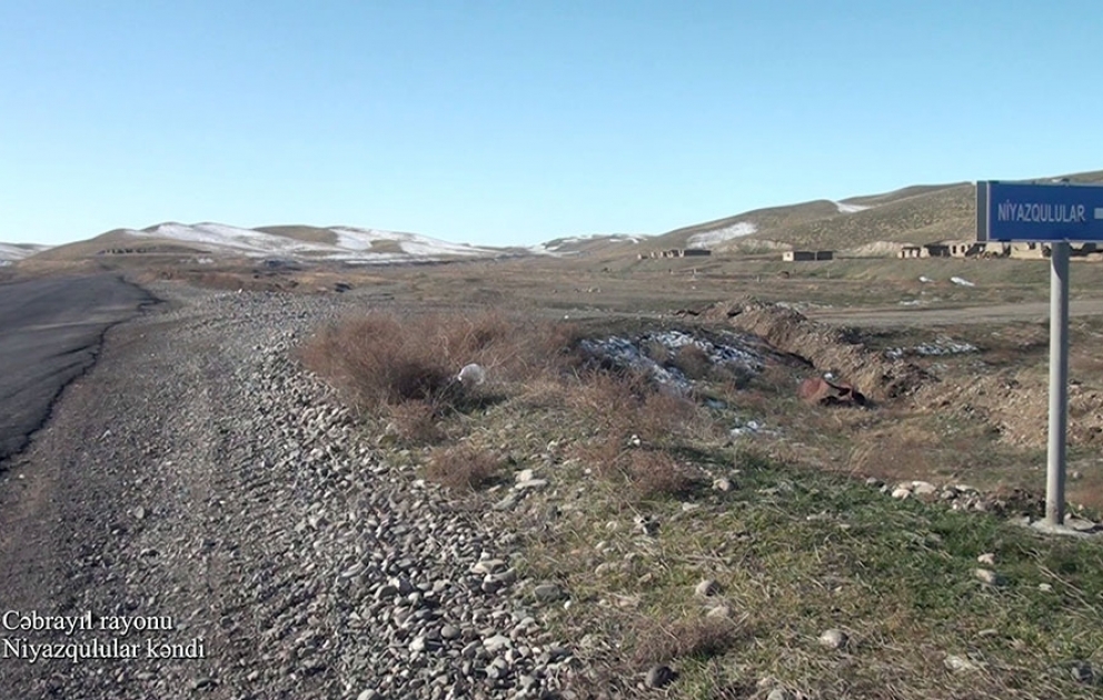Verteidigungsministerium veröffentlicht Videoaufnahmen aus dem befreiten Dorf Niyazgulular im Bezirk Jabrayil VIDEO