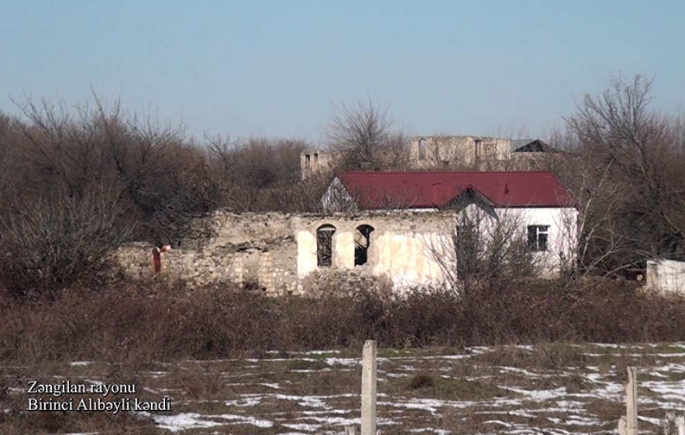 Le ministère de la Défense diffuse une vidéo du village de Birindji Alybeyli de la région de Zenguilan VIDEO