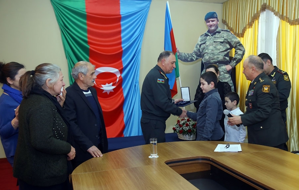 Azərbaycan Ordusunun tabor komandirinin layiq görüldüyü NATO-nun “Ləyaqətli xidmət” medalı şəhidin ailəsinə təqdim edilib VİDEO