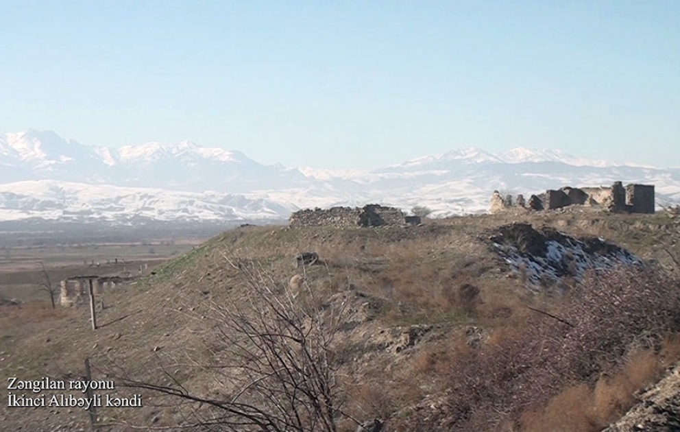 Verteidigungsministerium veröffentlicht Videoaufnahmen aus dem befreiten Dorf Ikinji Alibeyli in Region Zangilan VİDEO