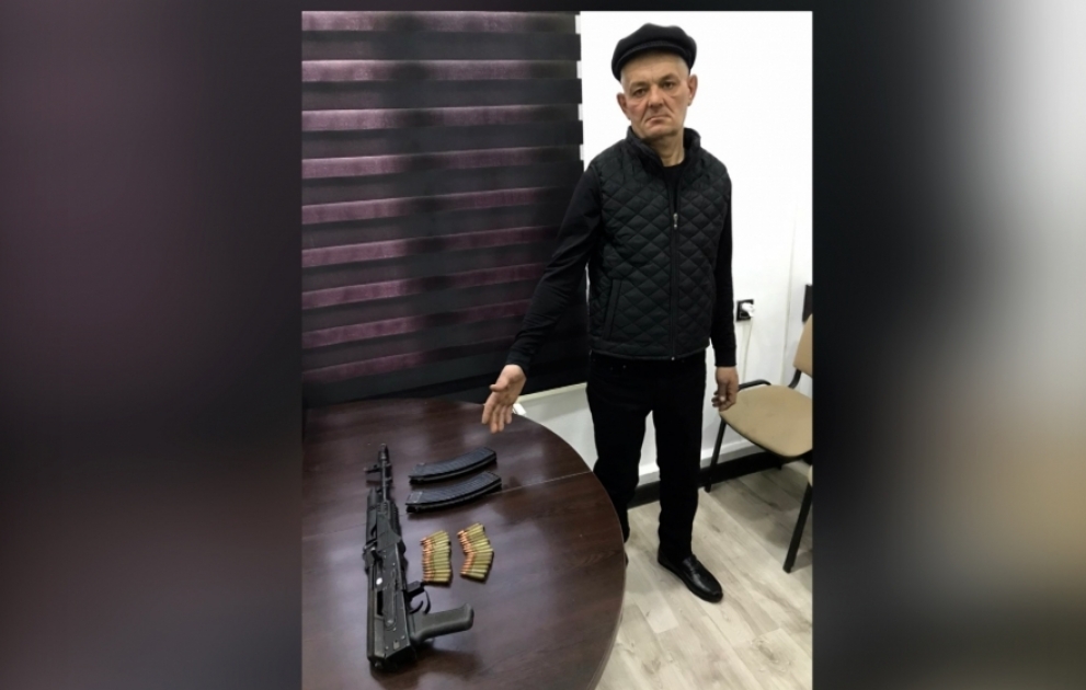 Bakıda əvvəllər məhkum olunmuş şəxsdən “Kalaşnikov” markalı avtomat silah aşkarlanıb VİDEO