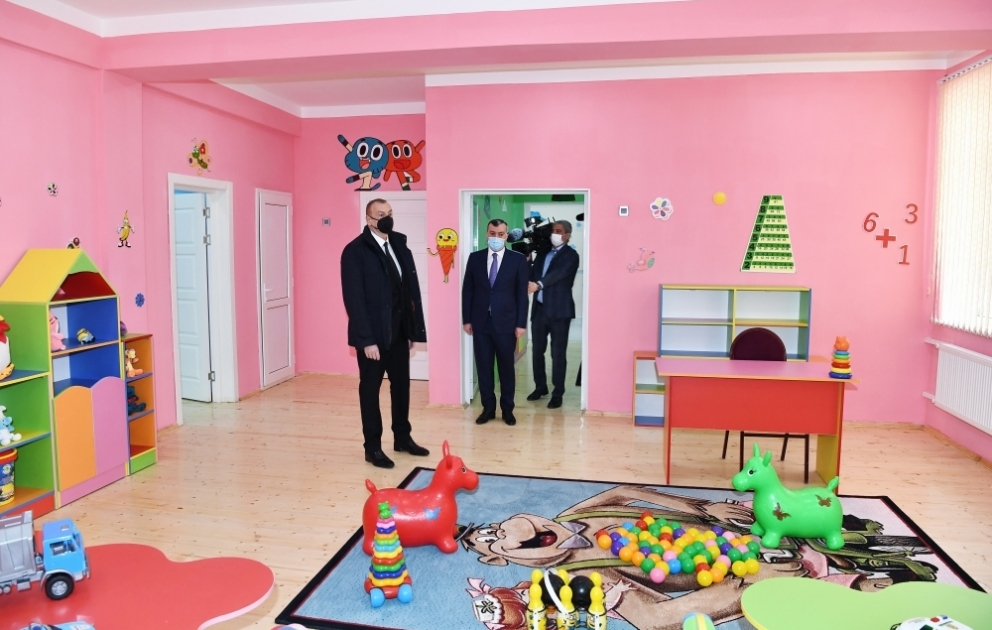 Une cérémonie d'attribution des logements aux familles des martyrs et aux mutilés de guerre se tient à Ramana  Le président Ilham Aliyev est présent à la cérémonie VIDEO