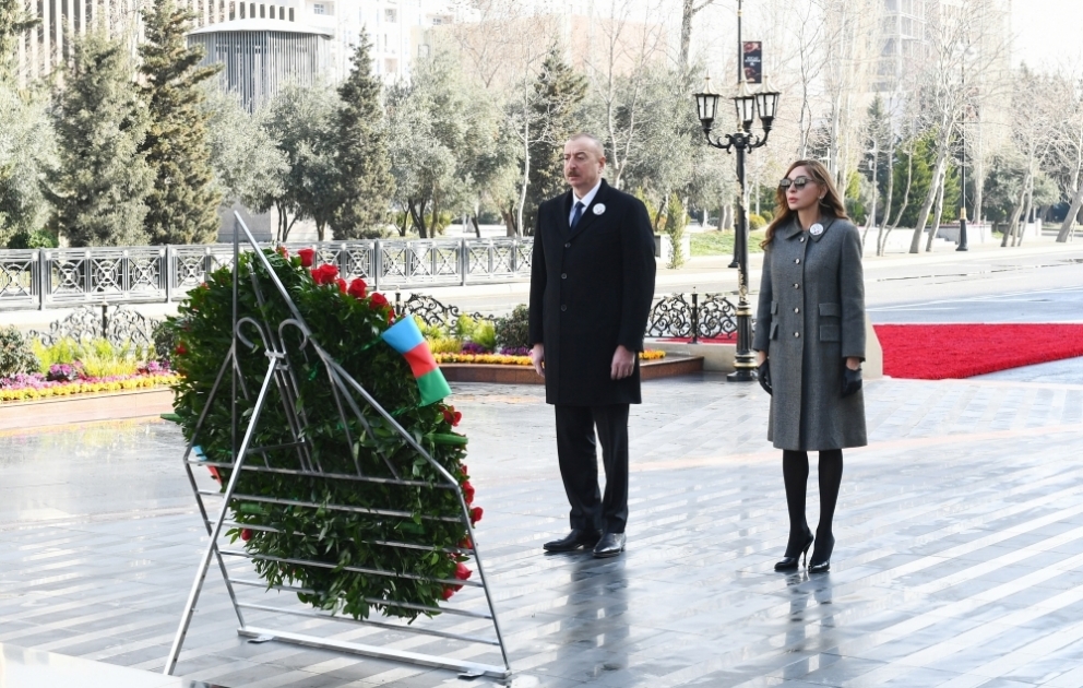 Le président Ilham Aliyev visite le monument érigé à la mémoire des victimes du génocide de Khodjaly VIDEO