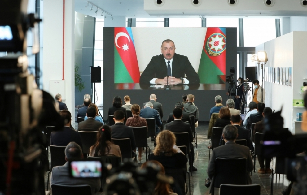 Le président Ilham Aliyev tient une conférence de presse pour les représentants des médias locaux et étrangers VIDEO