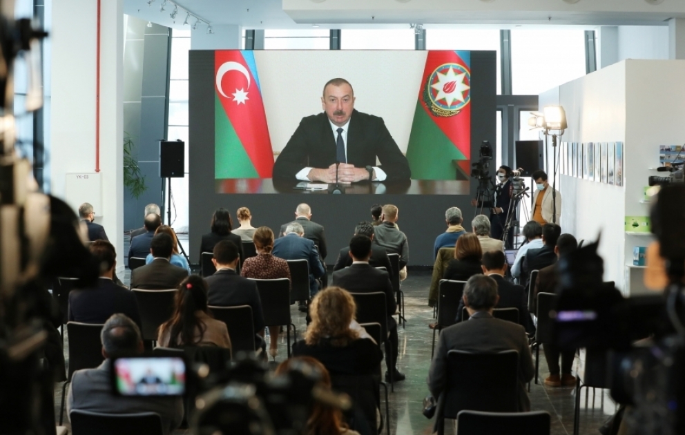 Präsident Ilham Aliyev hält Pressekonferenz für lokale und ausländische Medienvertreter ab- LIVE VIDEO