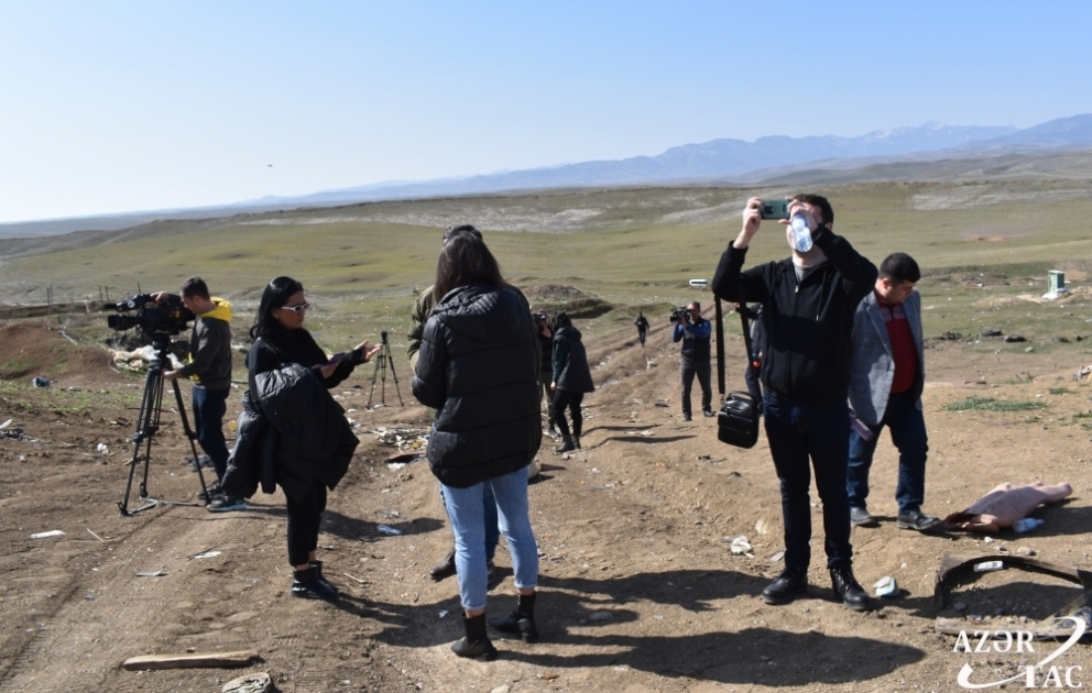 Viran olunmuş şəhərlər, dağıdılmış qəbiristanlıqlar, təhqir olunmuş məscidlər - gürcüstanlı jurnalistlər Füzuli və Cəbrayılda VİDEO