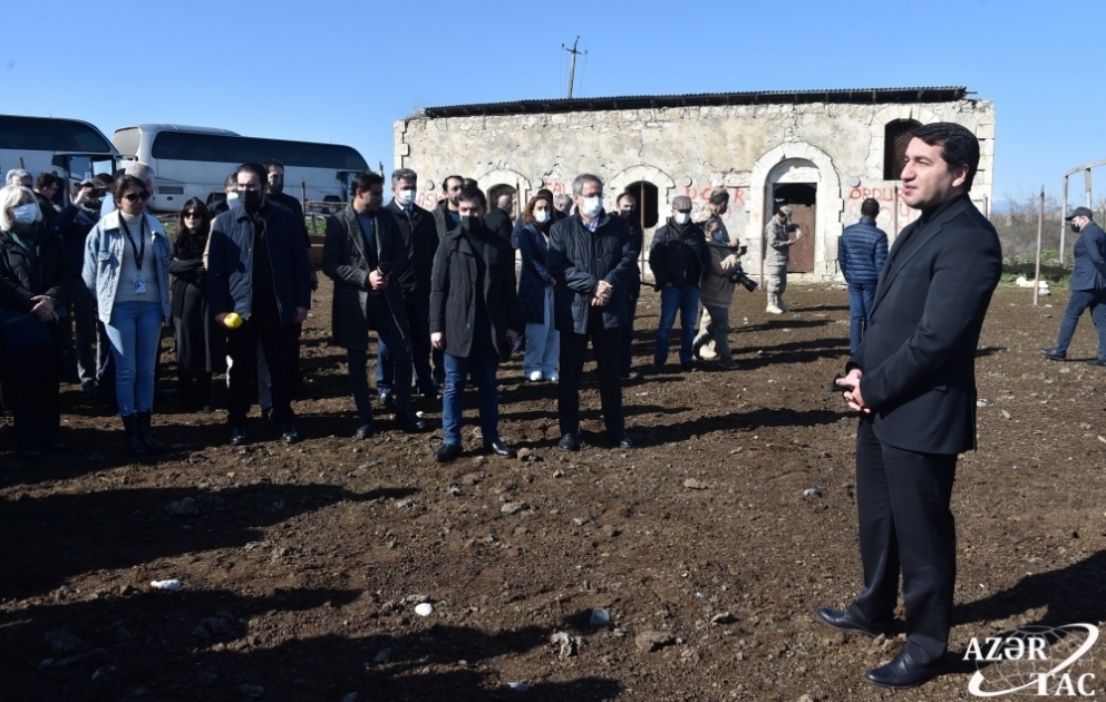 Xarici diplomatlar və hərbi attaşelər Füzuli rayonunun işğaldan azad olunmuş Merdinli kəndində olublar VİDEO