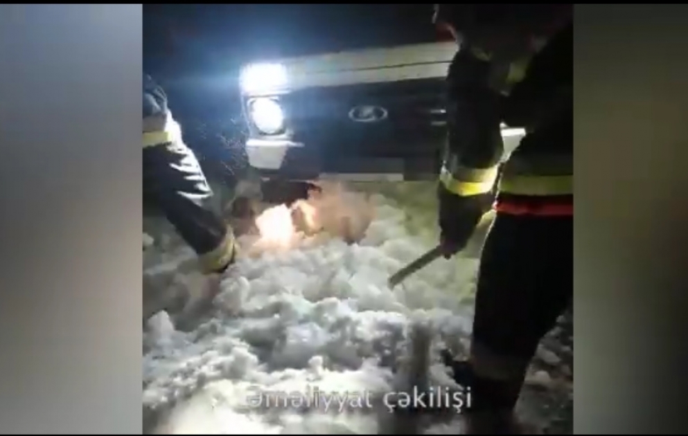 FHN : Xızıda qarlı havada yolda qalan minik avtomobili xilasedicilər tərəfindən təhlükəsiz əraziyə çıxarılıb VİDEO