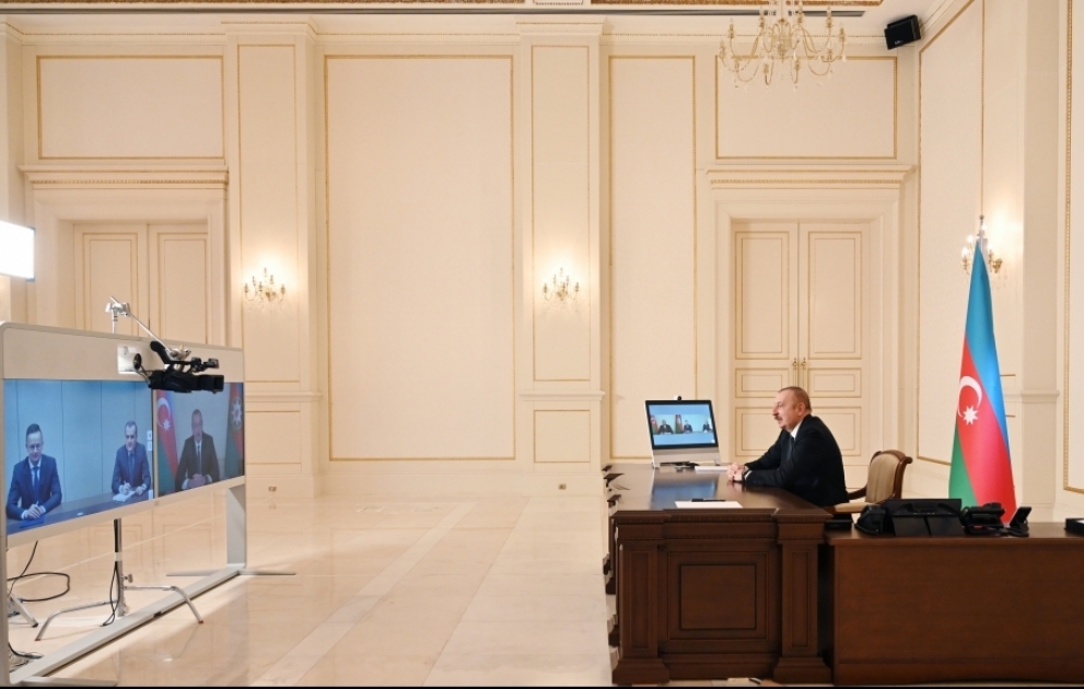 Le président Ilham Aliyev s’entretient par visioconférence avec le ministre hongrois des Affaires étrangères et du Commerce VIDEO