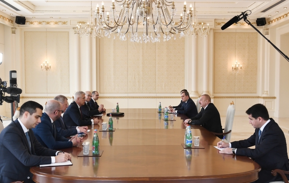 Le président Ilham Aliyev reçoit une délégation menée par le ministre slovaque des Affaires étrangères et européennes VIDEO