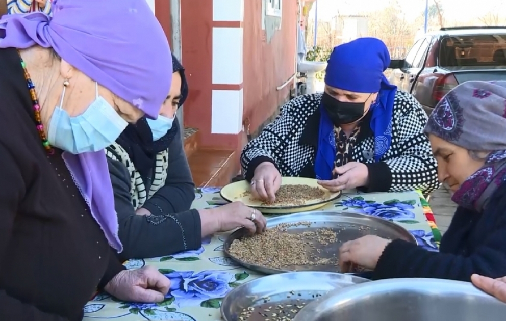 Novruz mətbəxi - səkkiz günə bişirilən Sümələk halvası VİDEO