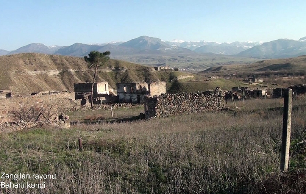 Le ministère de la Défense diffuse une vidéo du village de Baharly de la région de Zenguilan VIDEO