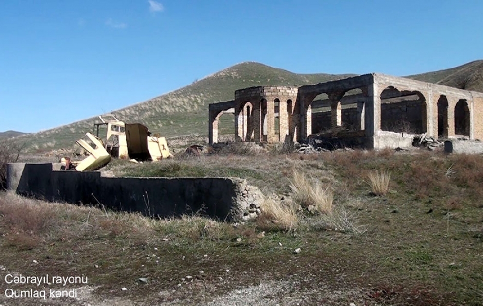 Verteidigungsministerium veröffentlicht Videoaufnahmen aus dem befreiten Dorf Gumlag im Rayon Jabrayil VIDEO
