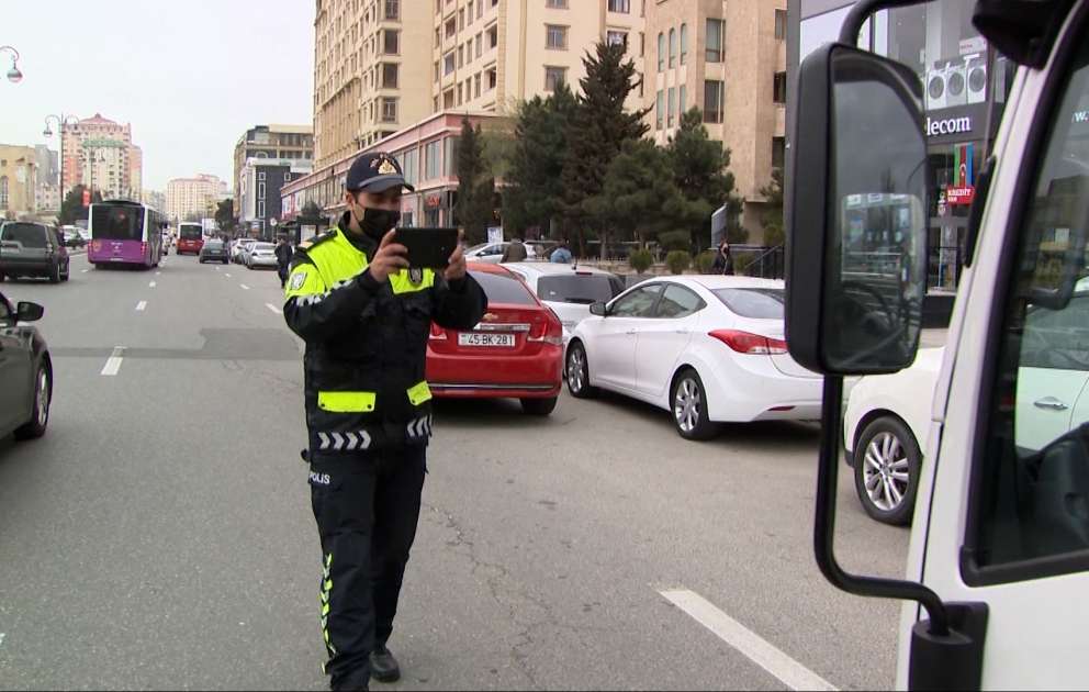 Dayanma-durma və parklanma qaydalarını pozan sürücülərə qarşı reyd keçirilib VİDEO