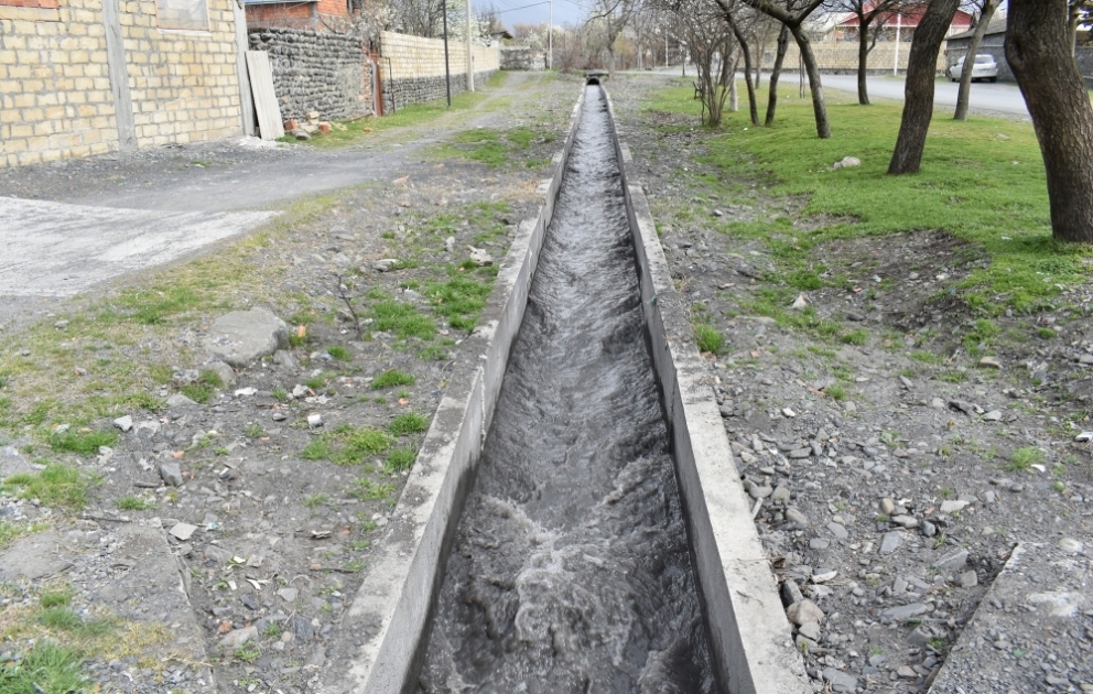 Su itkisinin qarşısının alınması üçün torpaq kanallar beton üzlüyə alınır VİDEO