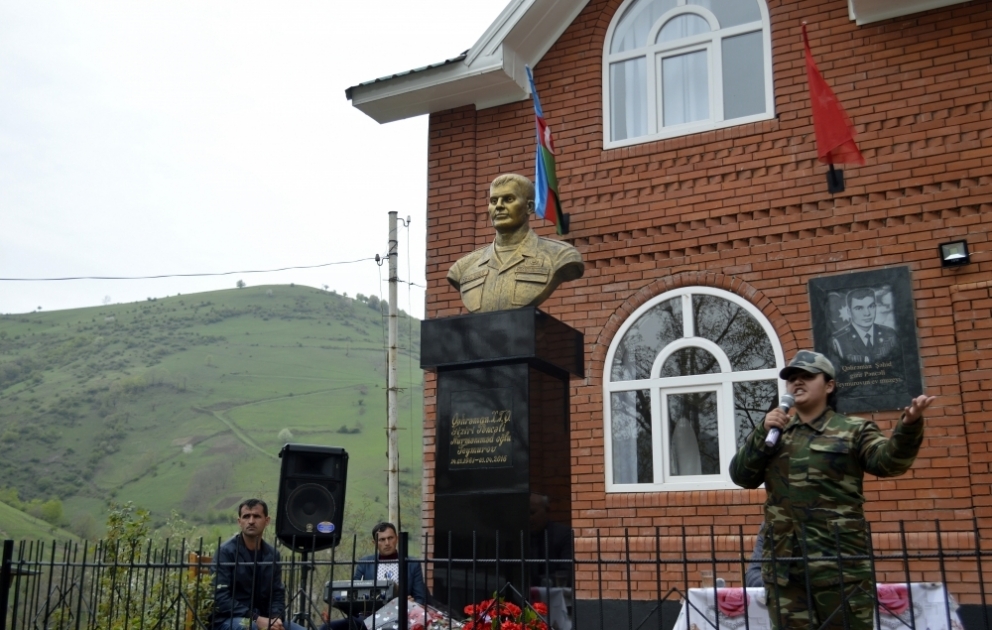 Aprel döyüşlərinin əfsanəsi şəhid Pəncəli Teymurovun büstü açılıb VİDEO