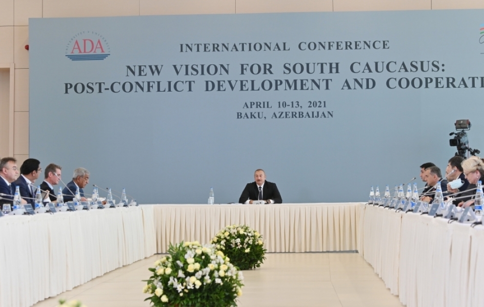 Präsident Ilham Aliyev nimmt an internationaler Konferenz "Neue Vision für Südkaukasus: Post-Konflikt-Entwicklung und Zusammenarbeit" an der ADA-Universität teil VIDEO