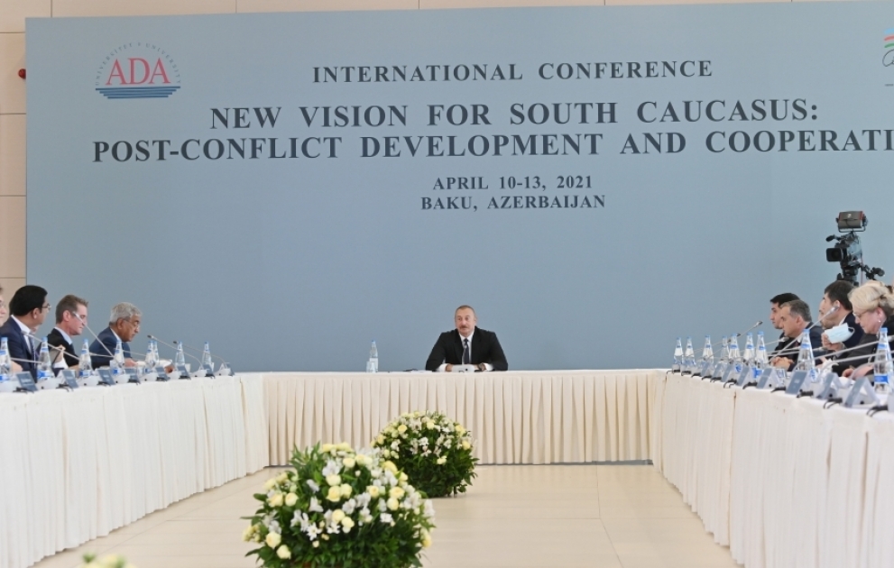 Le président Ilham Aliyev participe à une conférence intitulée « Un nouveau regard sur le Caucase du Sud : développement et coopération post-conflit » à l'Université ADA VIDEO