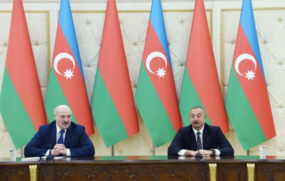 Präsident Ilham Aliyev und Präsident Alexander Lukaschenko treten mit Erklärungen für Presse auf VIDEO