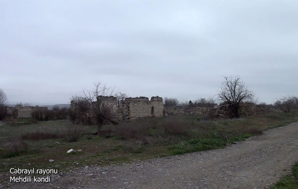 Verteidigungsministerium veröffentlicht Videoaufnahmen aus dem befreiten Dorf Mehdili im Rayon Jabrayil VIDEO
