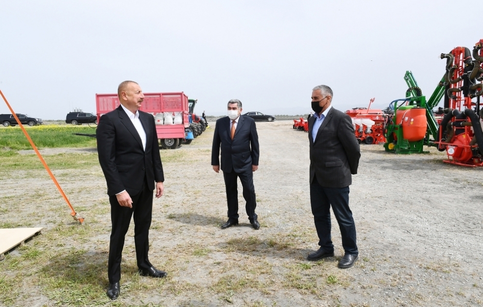 Le président Ilham Aliyev a suivi le processus de semis dans le champ de coton d’un fermier à Hadjigaboul VIDEO
