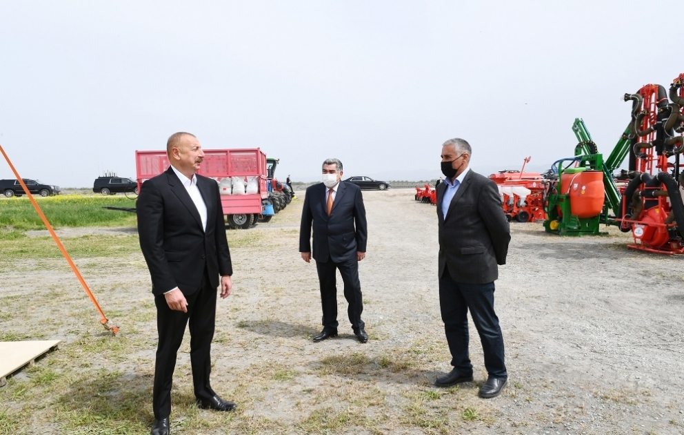 Hadschigabul: Präsident Ilham Aliyev verfolgt Frühjahrsaussaat auf einem Baumwollfeld VIDEO