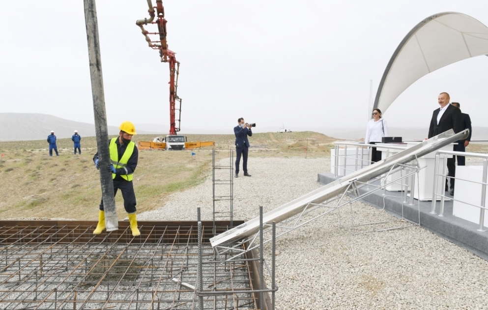In Region Abscheron in Baku Grundstein für Touristenkomplex der Schlammvulkane gelegt  Präsident Ilham Aliyev und First Lady Mehriban Aliyeva nahmen an Veranstaltung teil VIDEO