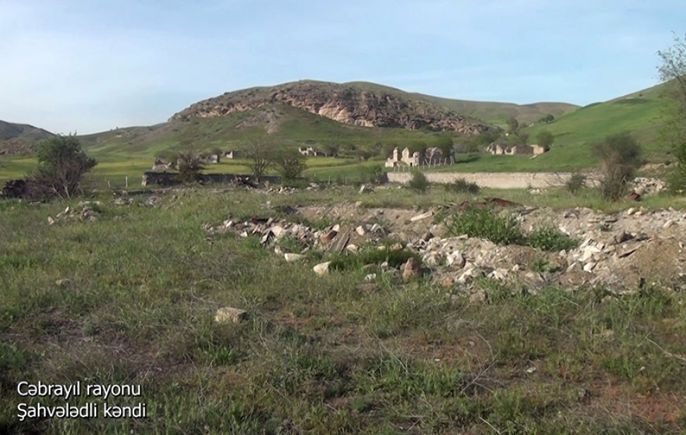 Verteidigungsministerium veröffentlicht Videoaufnahmen aus dem befreiten Dorf Shahvaladli im Rayon Jabrayil VIDEO