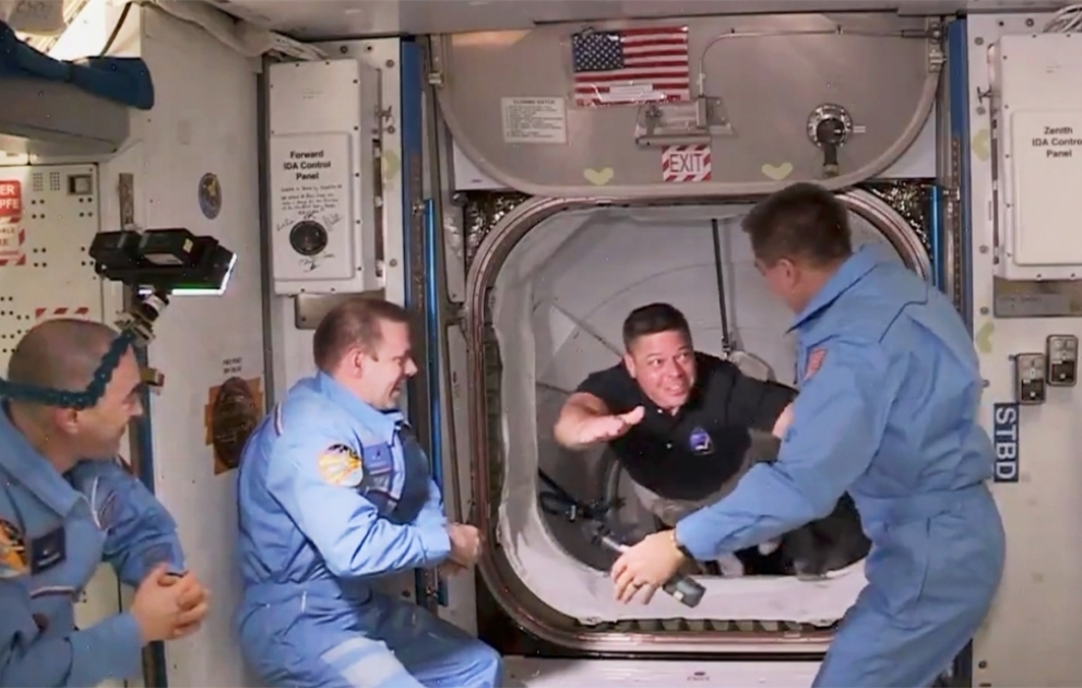 “Crew Dragon” gəmisinin astronavtları Beynəlxalq Kosmik Stansiyaya keçib VİDEO