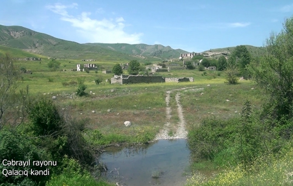 Verteidigungsministerium veröffentlicht Videoaufnahmen aus dem befreiten Dorf Galajig im Rayon Jabrayil VIDEO