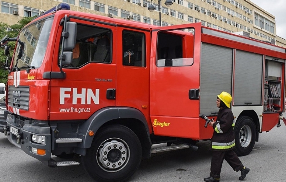 FHN: Xətai rayonunda çoxmərtəbəli yaşayış binasında baş verən yanğın söndürülüb VİDEO