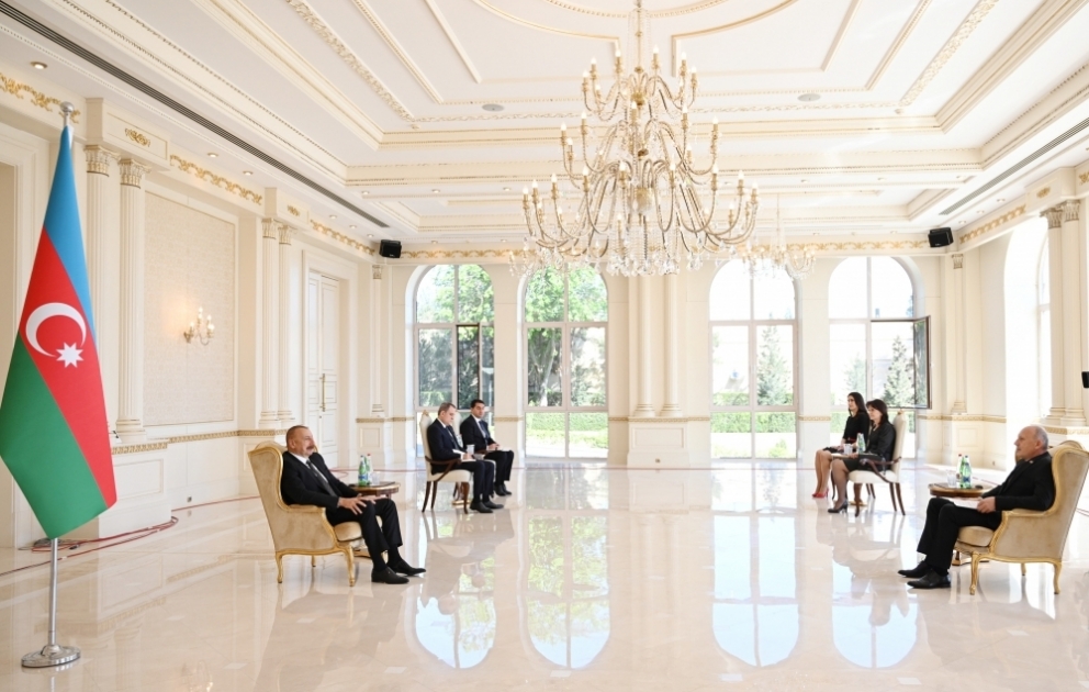 Le président Ilham Aliyev reçoit les lettres de créance du nouvel ambassadeur de Serbie en Azerbaïdjan VIDEO