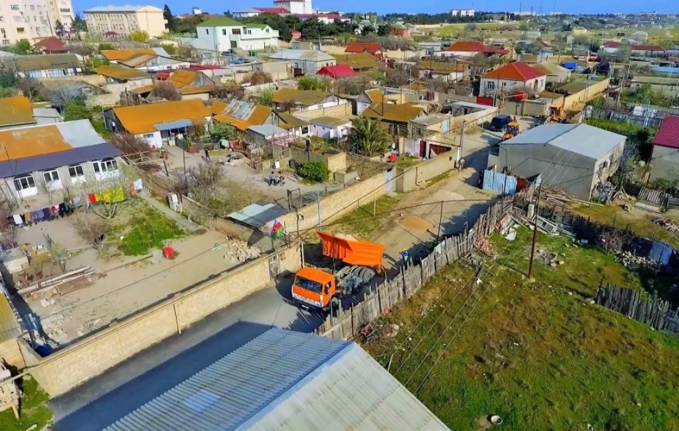 Pirallahı rayonunda Mübariz İbrahimov küçəsi təmir olunur VİDEO
