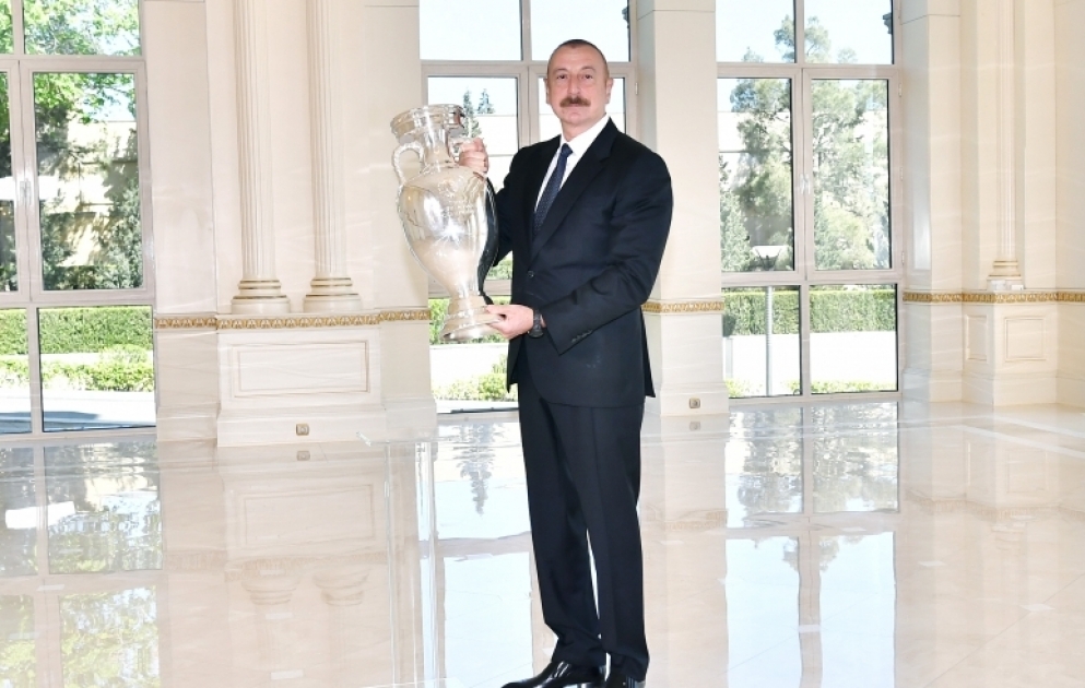 Le trophée de l’Euro 2020 a été présenté au président Ilham Aliyev VIDEO