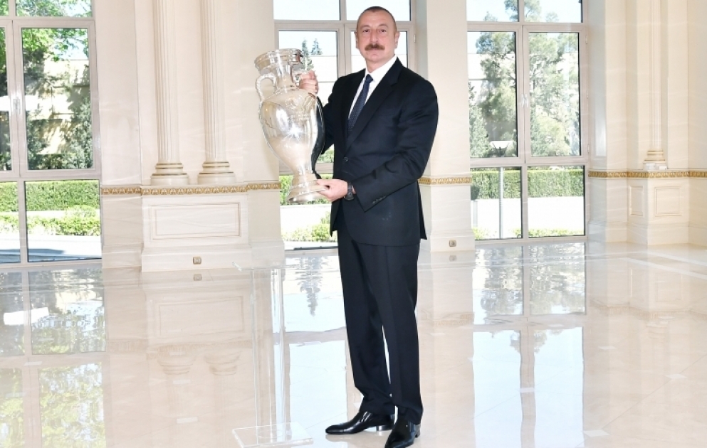 Президенту Ильхаму Алиеву передан кубок ЕВРО-2020 ВИДЕО
