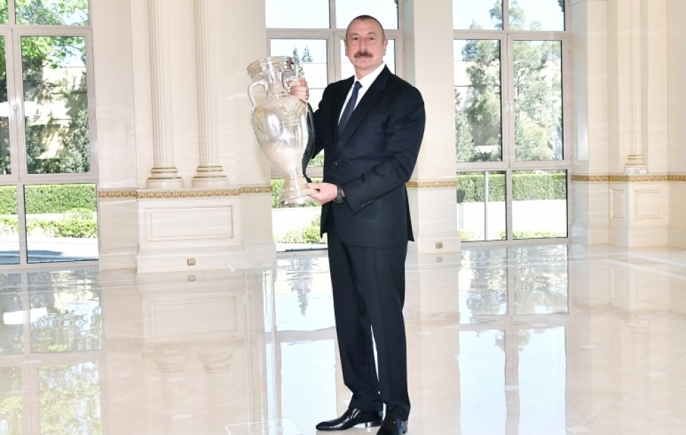 Die Trophäe der UEFA EURO 2020 Präsident Ilham Aliyev präsentiert VIDEO