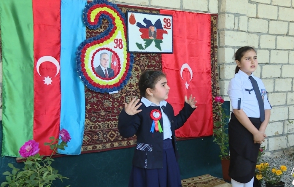 Qazaxda yaşayan məktəbli bacıların Ulu Öndər sevgisi - Reportaj VİDEO