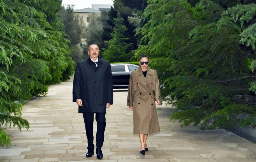 Le président Ilham Aliyev et la première dame Mehriban Aliyeva se recueillent devant la tombe d’Heydar Aliyev VIDEO