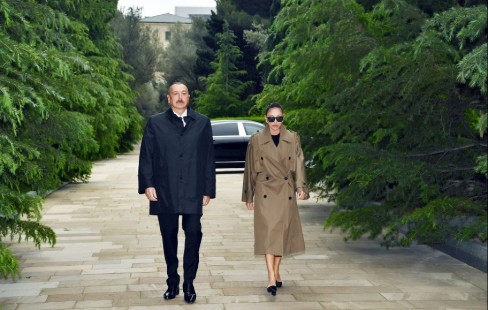 Präsident Ilham Aliyev und First Lady Mehriban Aliyeva besuchen Grabmal von Nationalleader Heydar Aliyev VIDEO