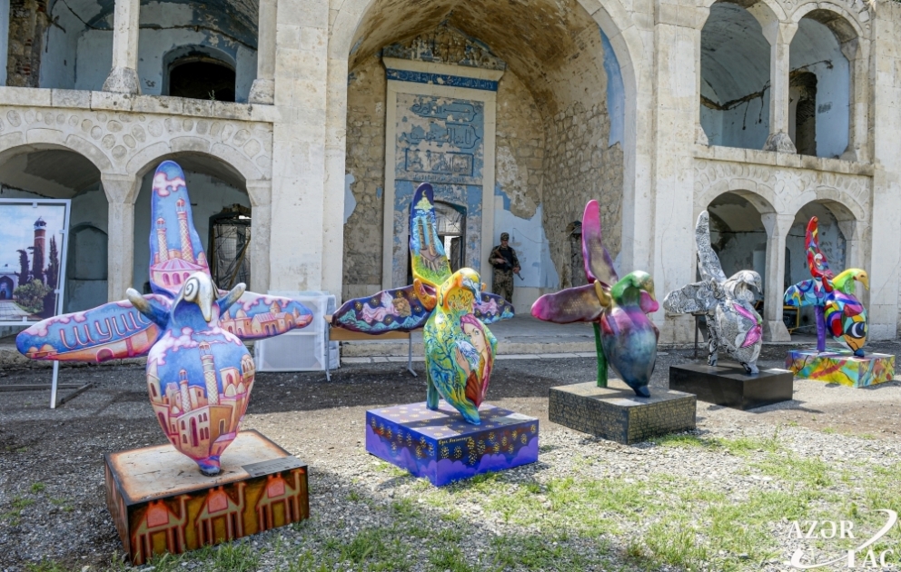 Beynəlxalq incəsənət festivalının rəssamları işğaldan azad olunan ərazilərdə “Xarıbülbül” maketlərini ərsəyə gətiriblər VİDEO