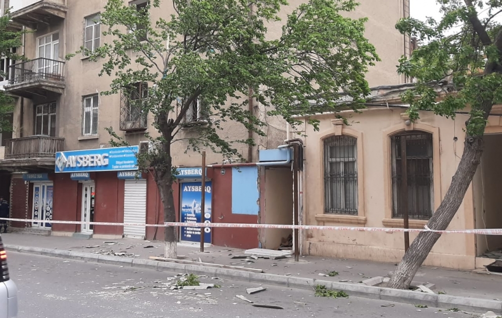 FHN: Bakıda güclü küləyin əsməsi bir sıra fəsadlara yol açıb VİDEO