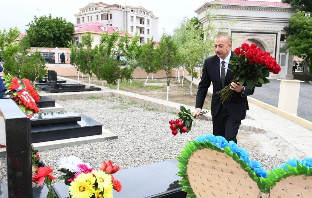 Prezident İlham Əliyev Naxçıvan şəhər qəbiristanlığında Vətən müharibəsi şəhidlərinin məzarlarını ziyarət edib YENİLƏNİB VİDEO