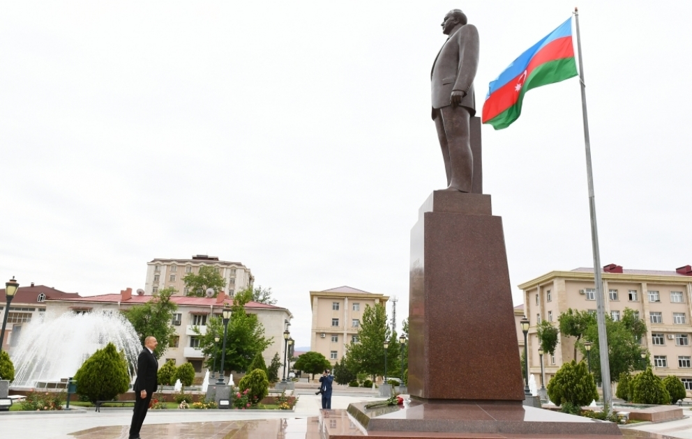 Naxçıvanda ümummilli lider Heydər Əliyevin abidəsini ziyarət VİDEO