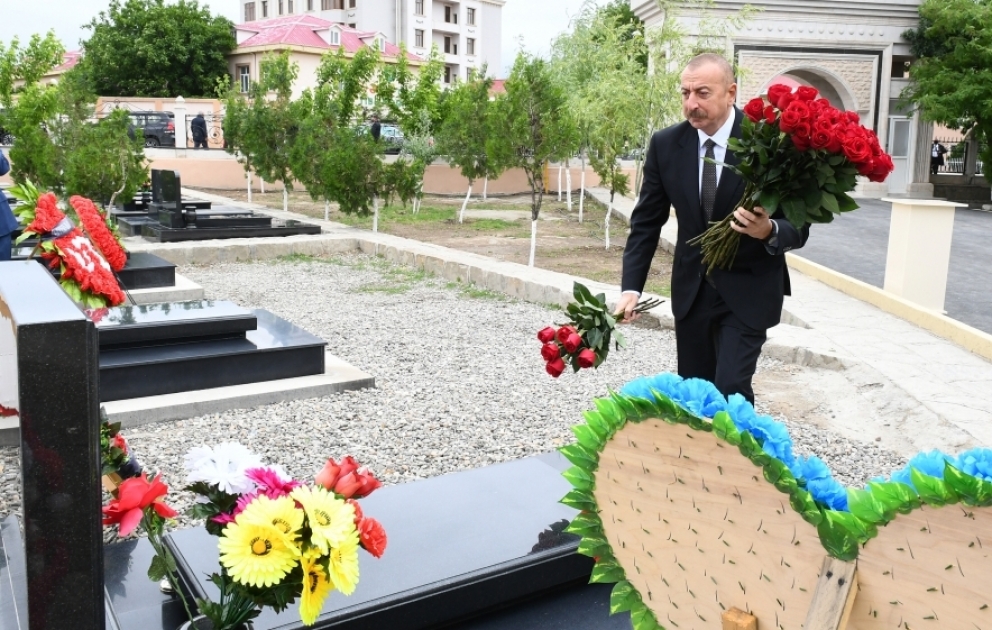 Le président Ilham Aliyev visite le cimetière urbain de Nakhtchivan, où gisent les martyrs de la Guerre patriotique VIDEO
