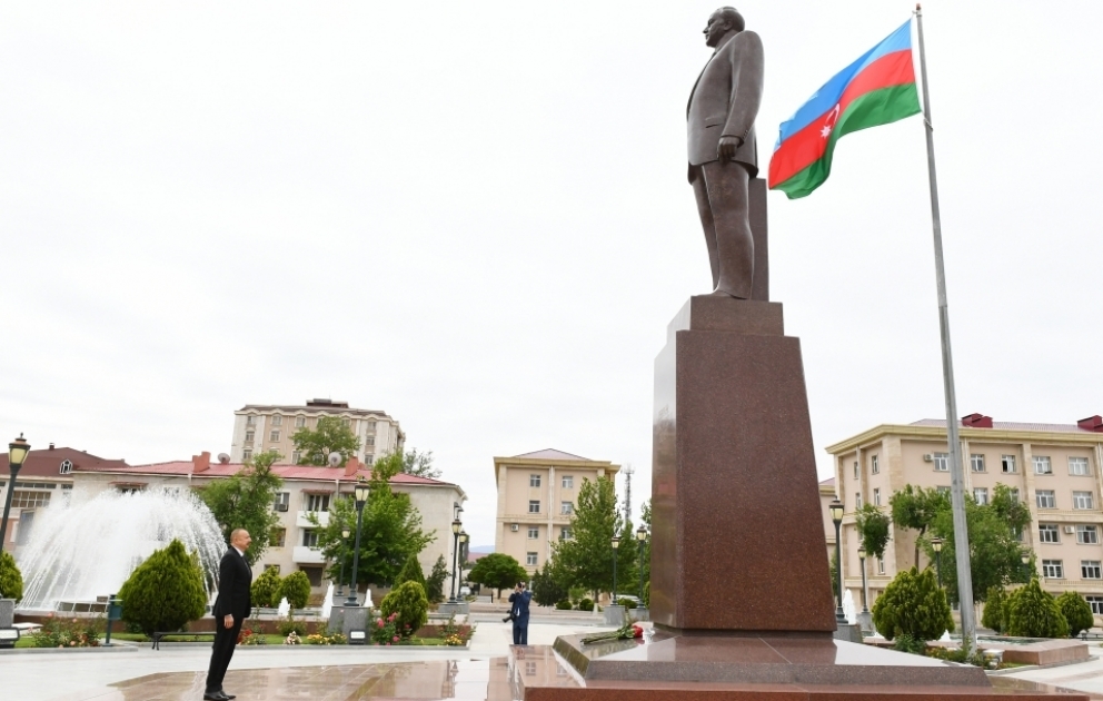 Nakhtchivan : le président de la République se recueille devant le monument d’Heydar Aliyev VIDEO