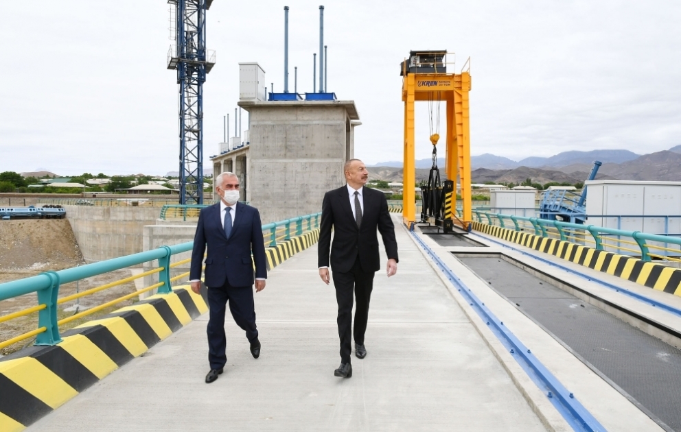 Präsident Ilham Aliyev macht sich mit Bauarbeiten am Wasserkraftwerk Ordubad vertraut VIDEO