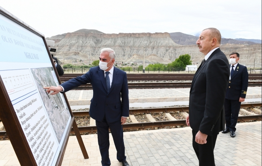 Präsident Ilham Aliyev lernt Eisenbahnstation Ordubad kennen VIDEO